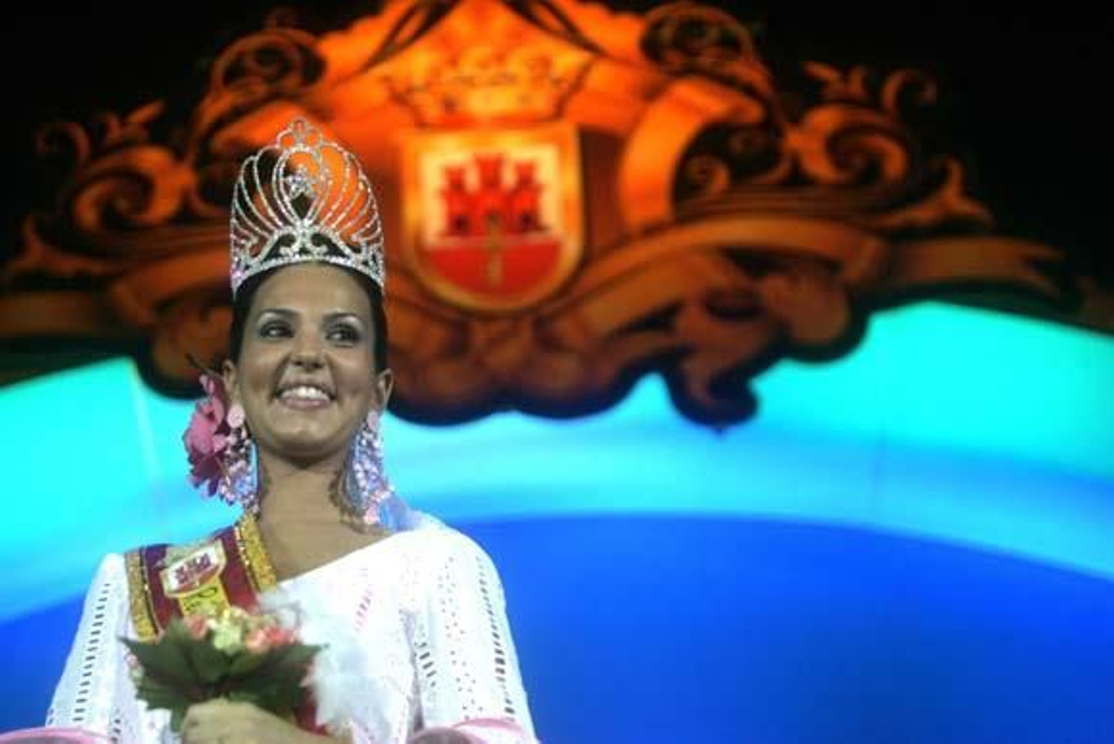 José Chamizo recuerda en el pregón su misión pastoral en San Roque y se procede a la coronación de la reina juvenil e infantil

Foto: J. M. Quinones