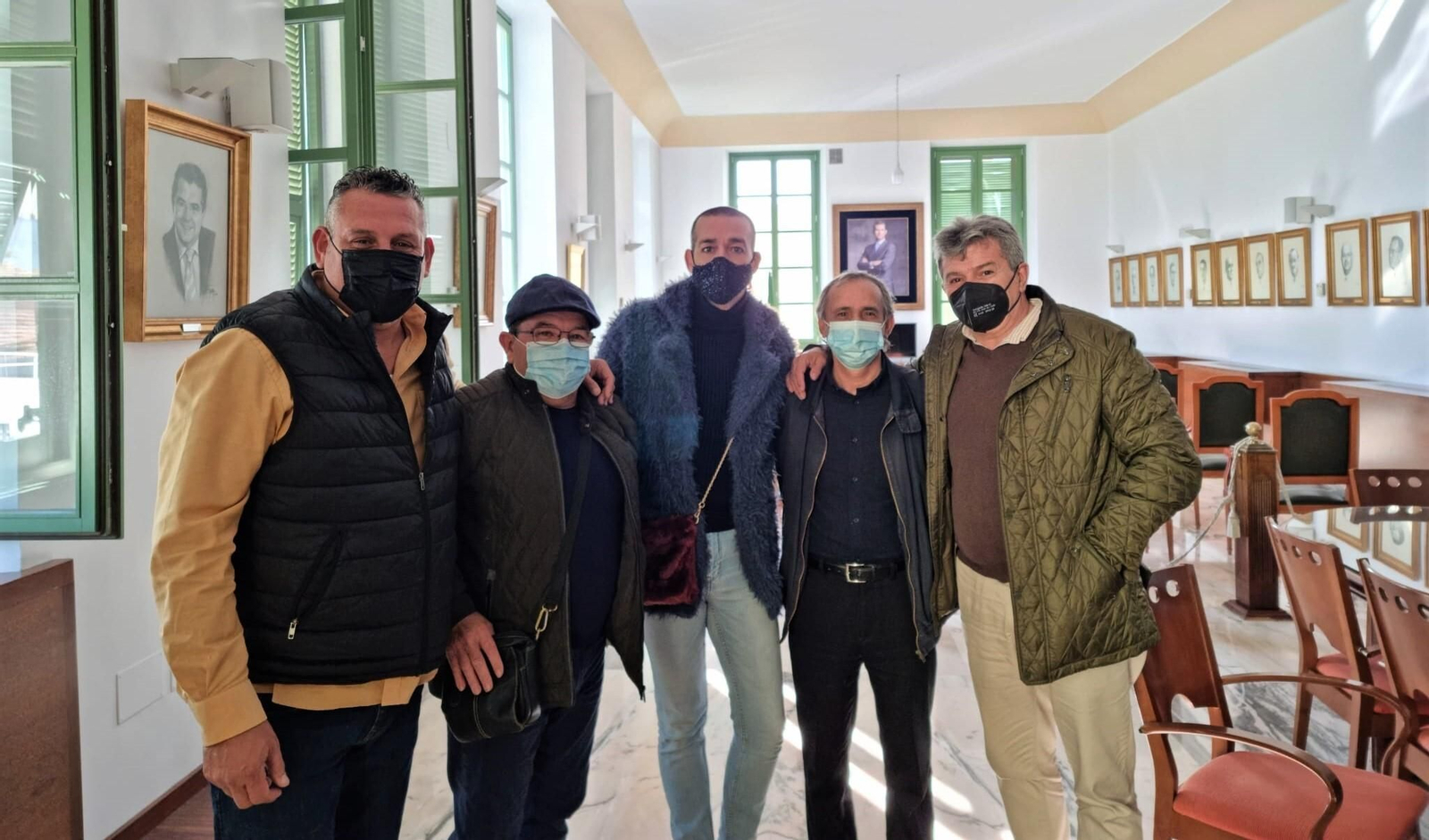 El concejal David Calleja, con algunos de los miembros de la 'Antología de José Luis Arniz'.