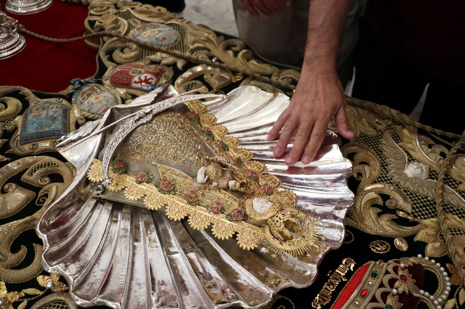 Visita guiada de la ONCE a la Hermandad de Emigrantes de Huelva, en imágenes