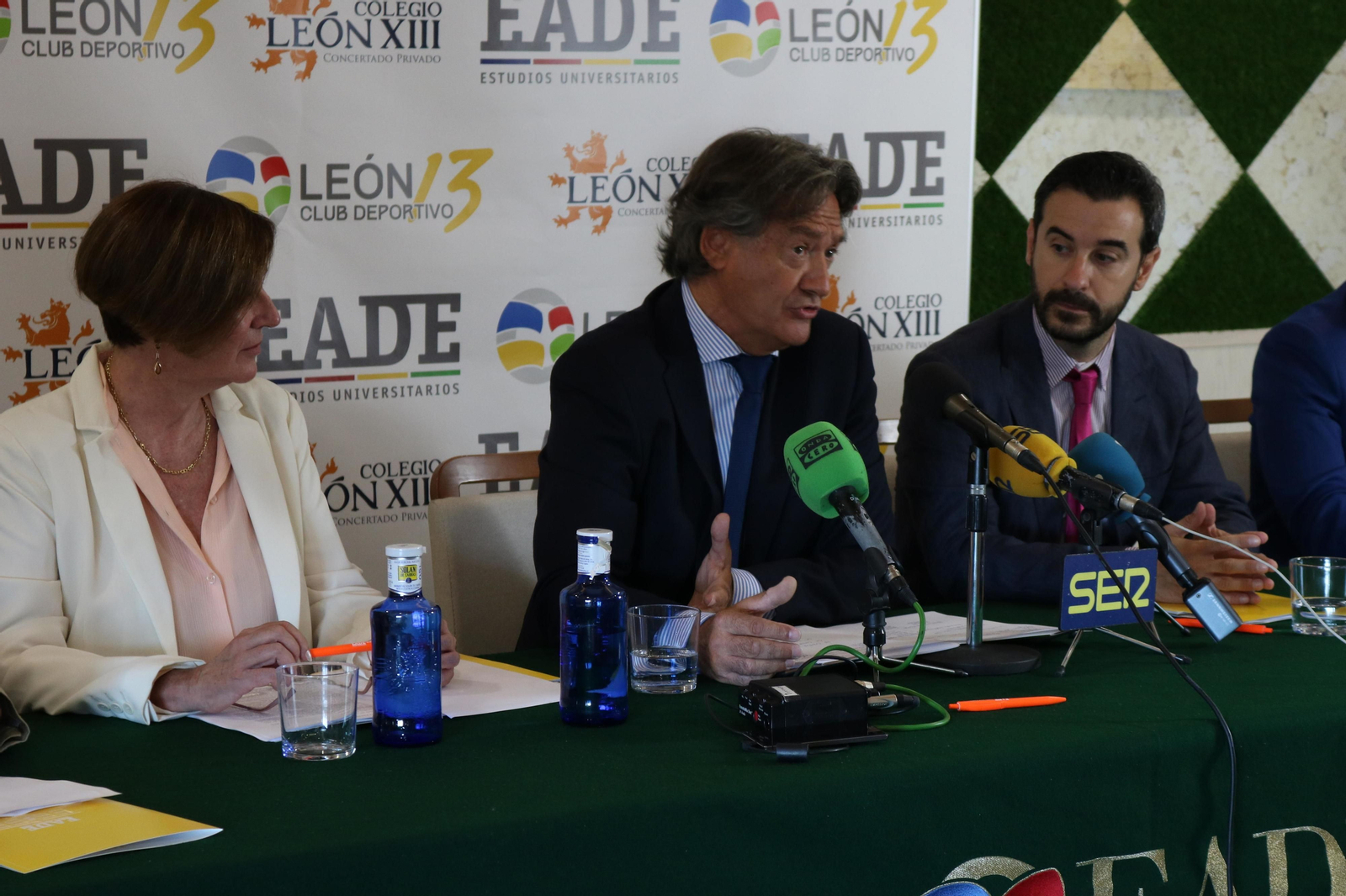 Gabriel Arrabal, director de Estudios Universitarios EADE, junto a los futuros decanos en la rueda de prensa.
