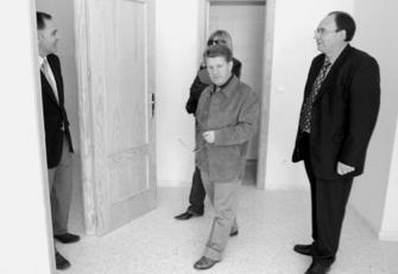 Martínez Caler, en el centro, visita una VPO de Guadix, junto al diputado de Vivienda y el alcalde.