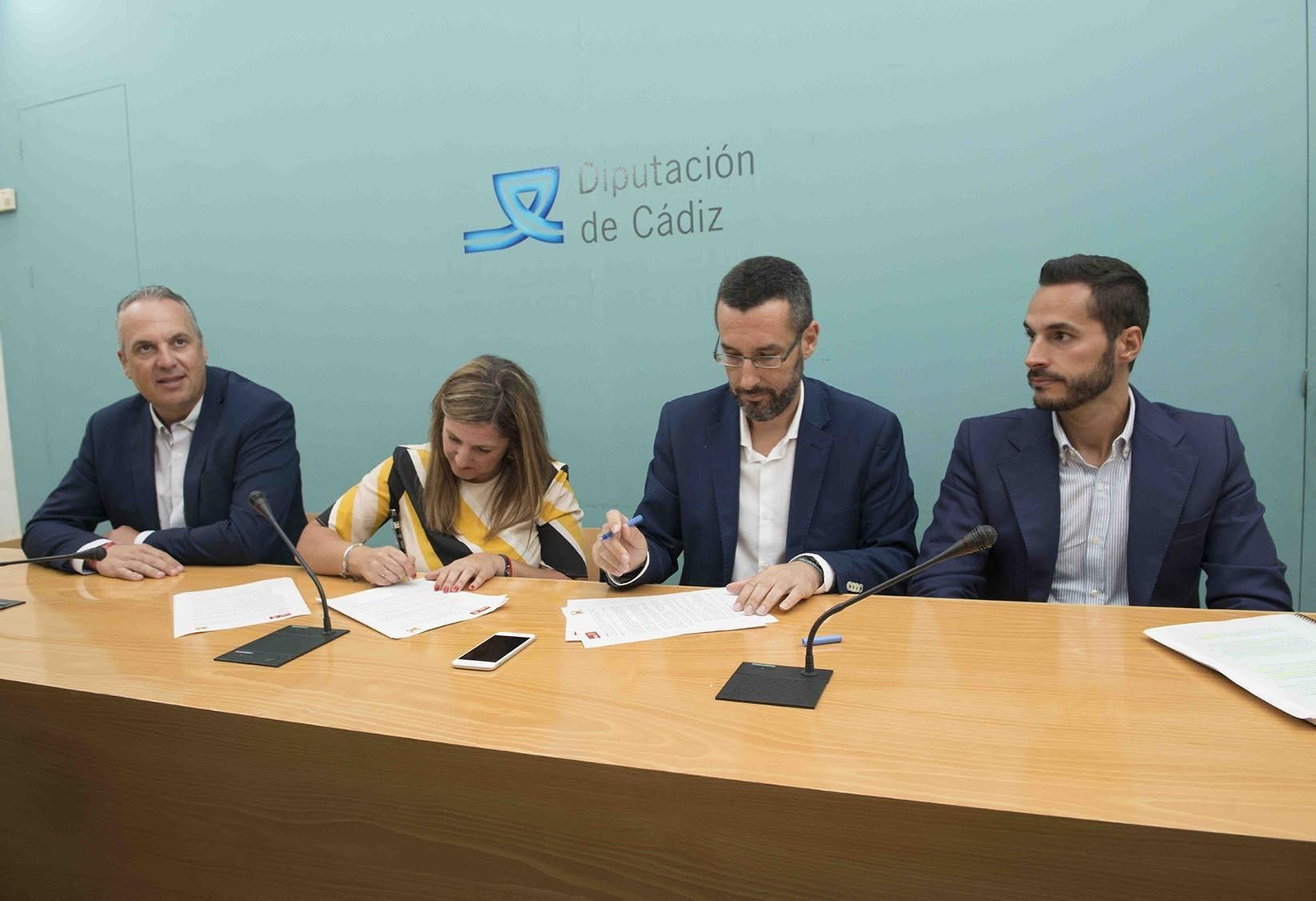 Juan Carlos Ruiz Boix, Irene García, Juan Franco y Mario Fernández, en la firma del acuerdo