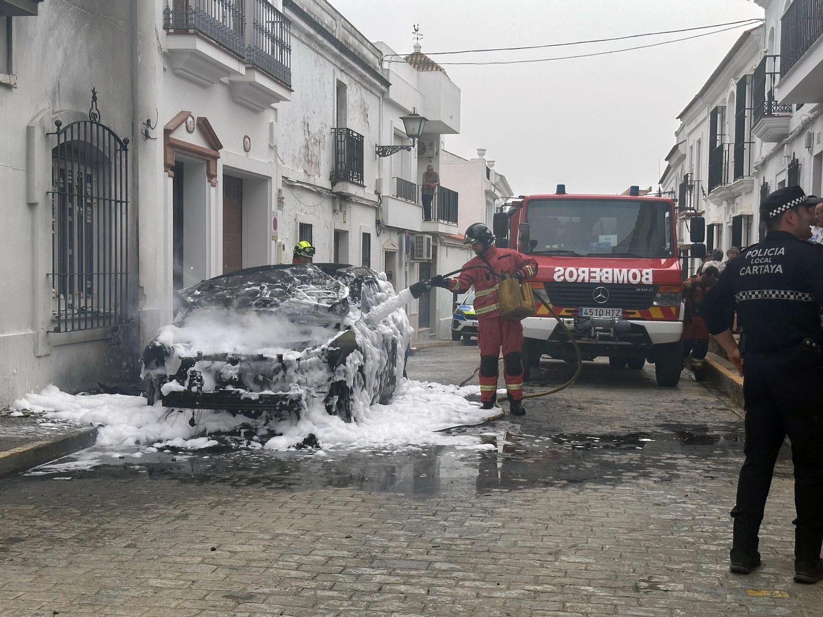 Alarma vecinal en Cartaya por el incendio de un coche: así han sofocado las llamas Policía Local, Guardia Civil y Bomberos