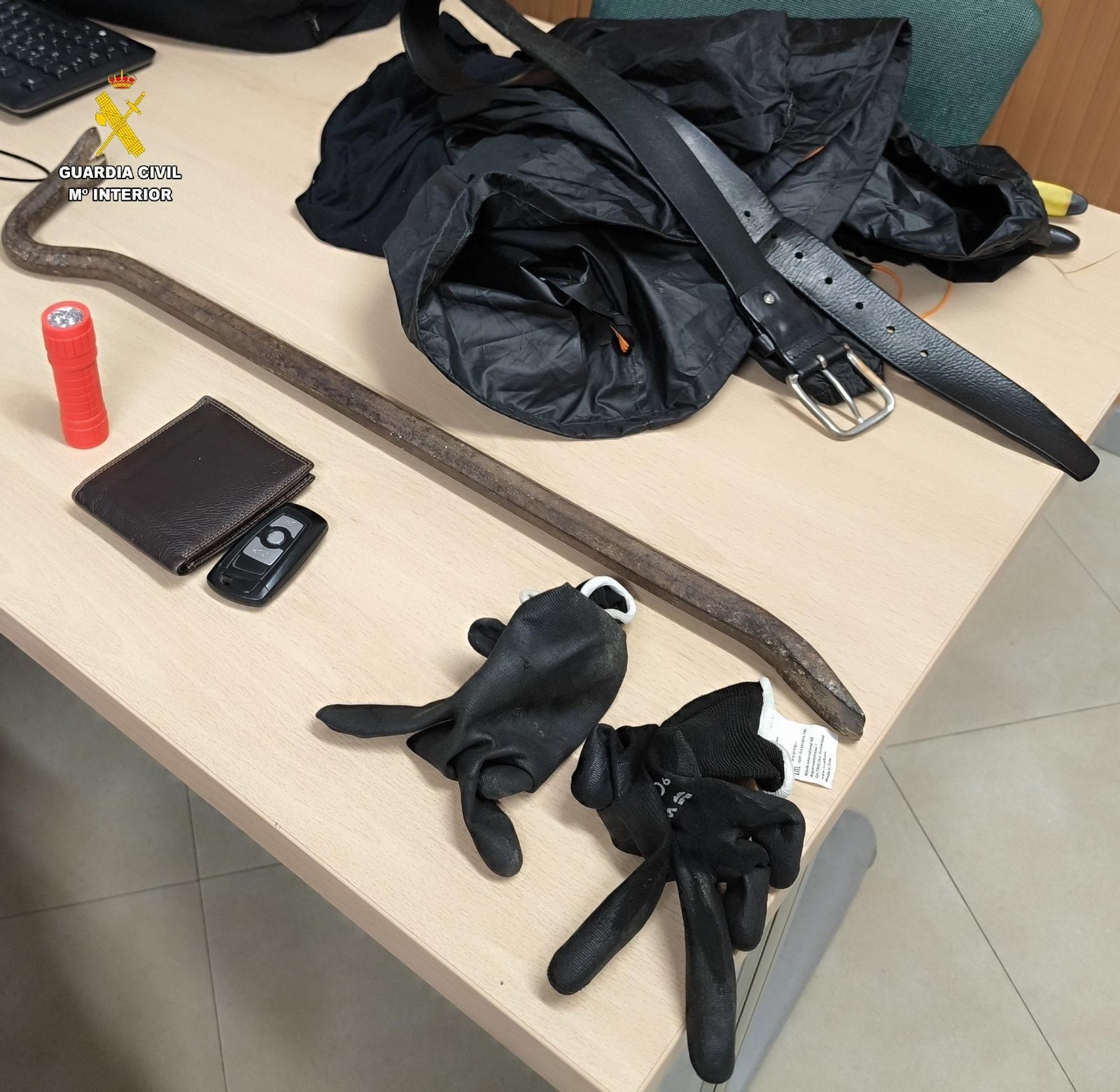 La Guardia Civil incautó herramientas como alicates de gran calibre, palanquetas, radioteléfonos, linternas y guantes, así como ropa para cubrir sus rostros.