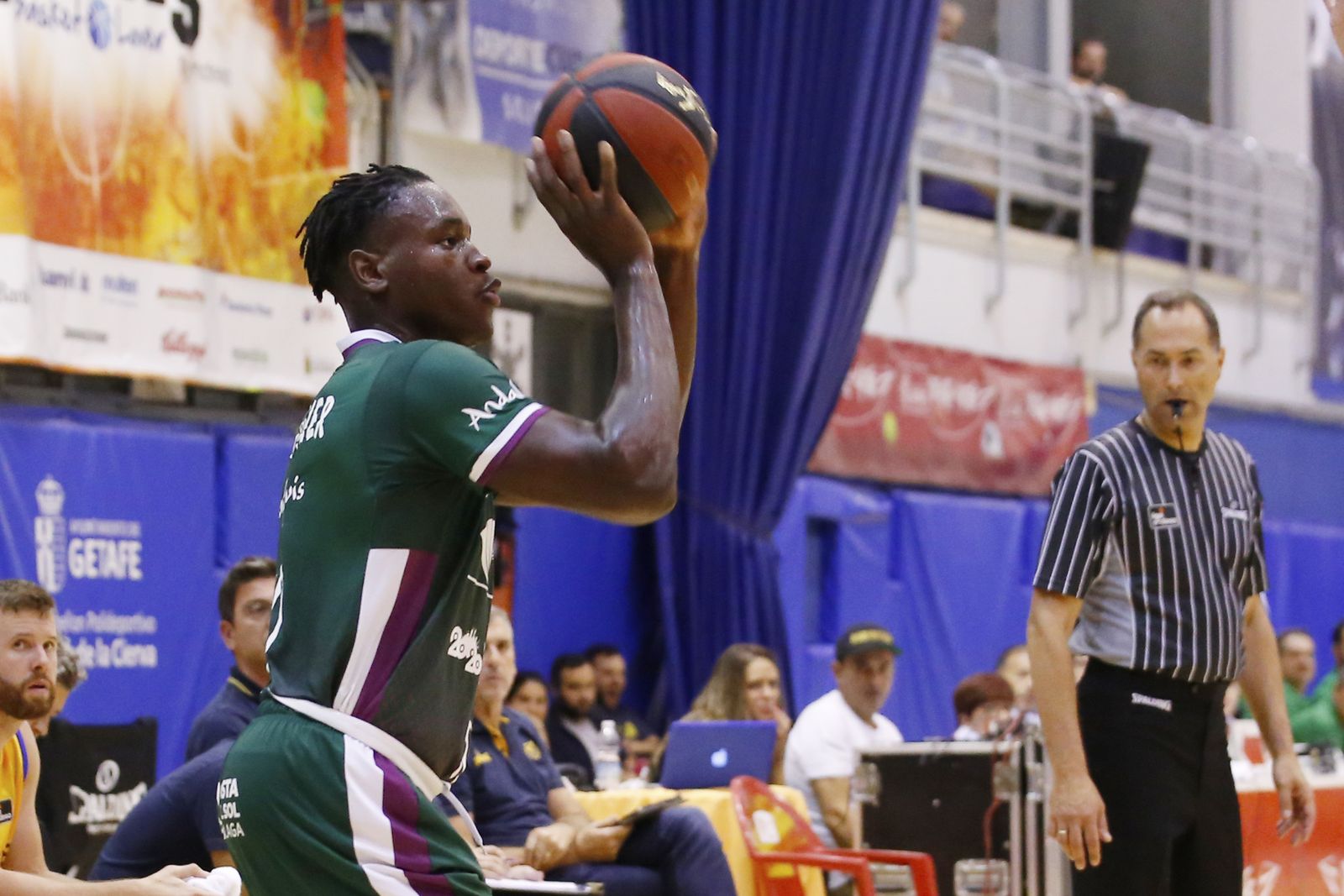 La primera victoria del Unicaja, en fotos