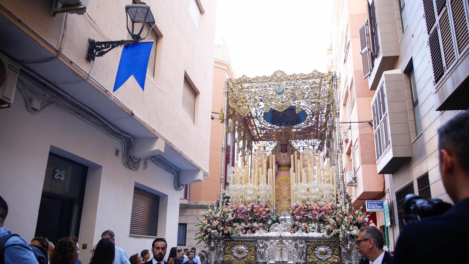 Vea la salida de la Hermandad de Los Ángeles de la Catedral de Almería