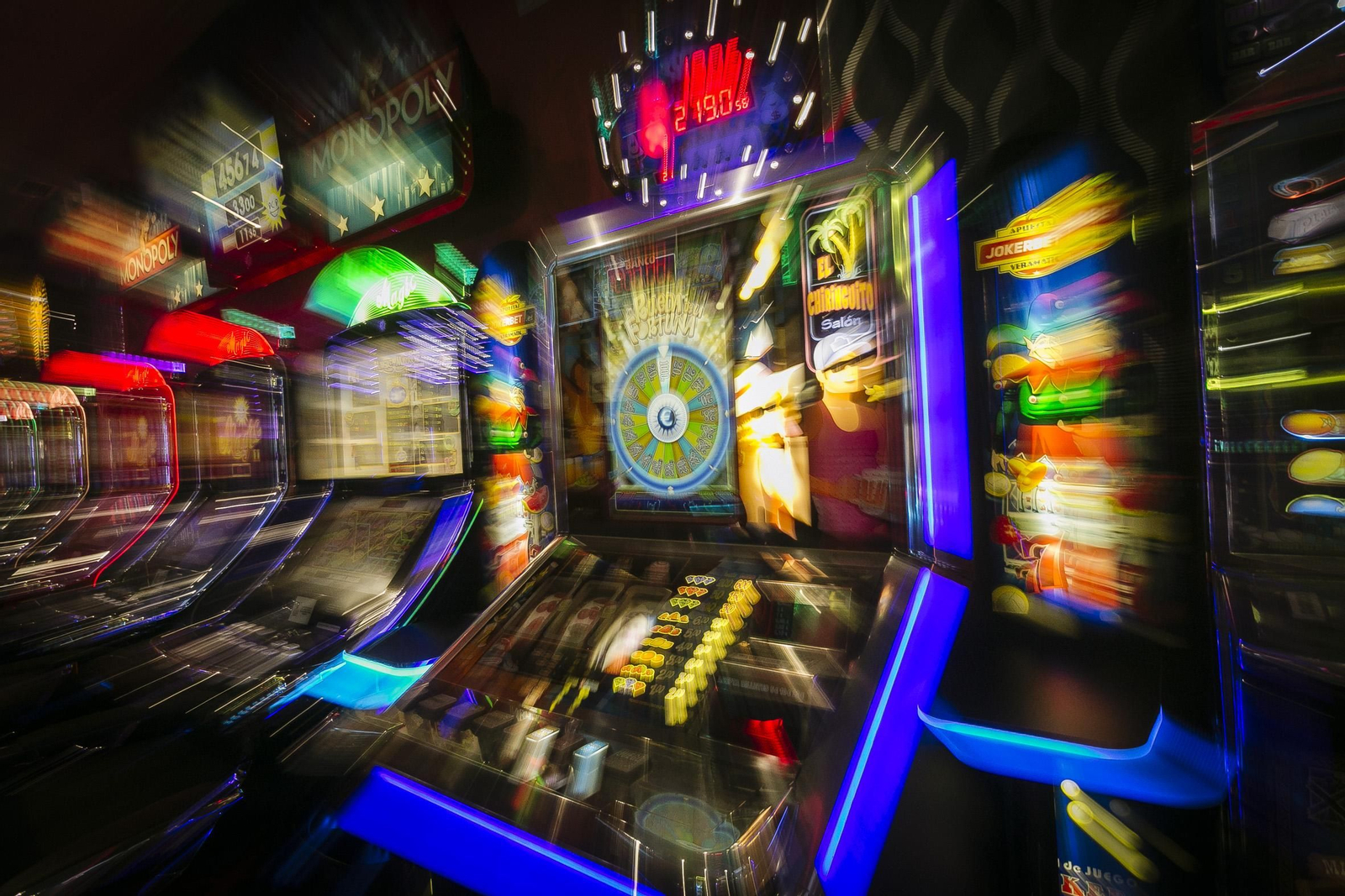 Tragaperras en un salón de juegos de Cádiz