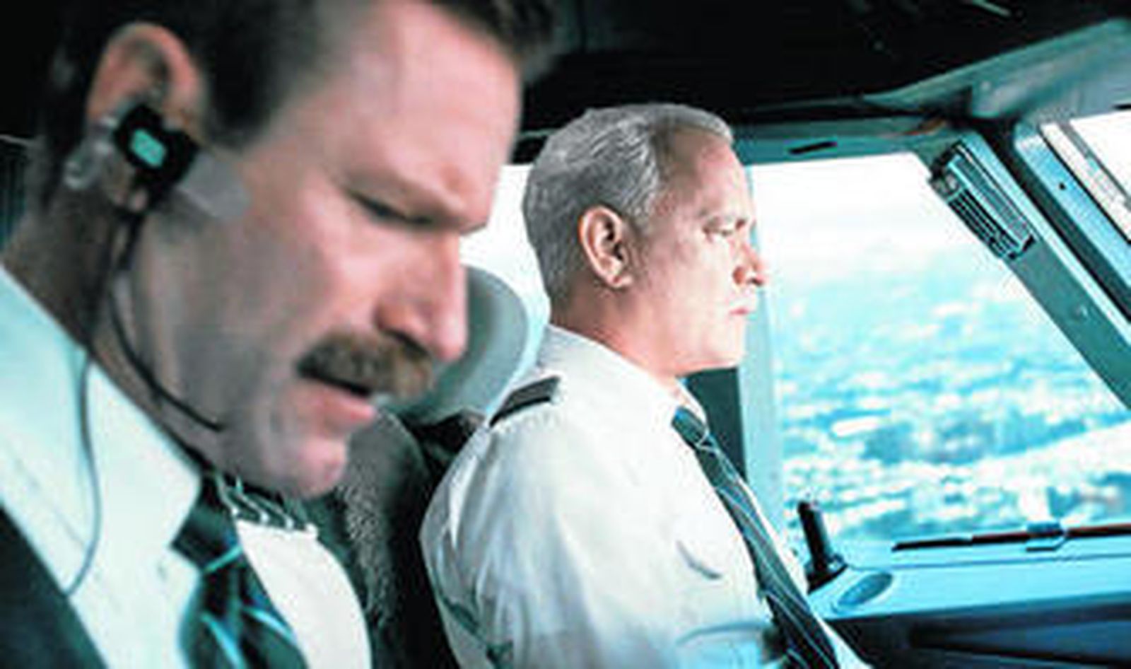 Aaron Eckhart y Tom Hanks, en una escena de la nueva película de Clint Eastwood.