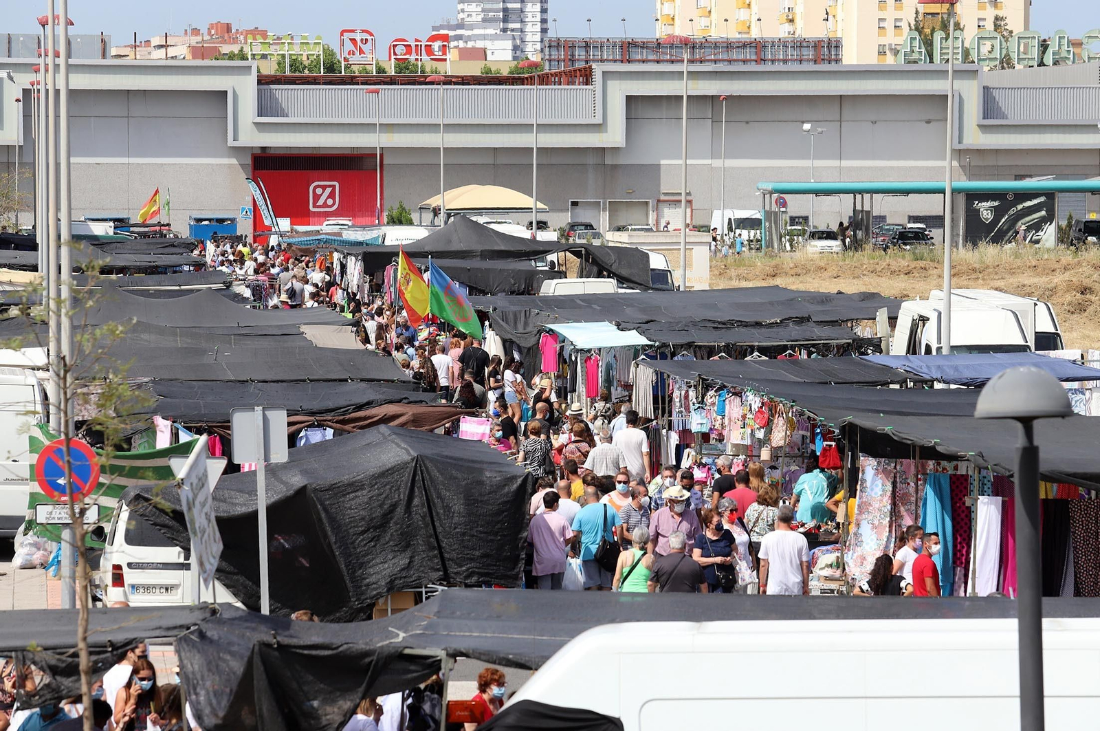 Imágenes del gran ambiente en el mercadillo de Huelva en su segundo domingo
