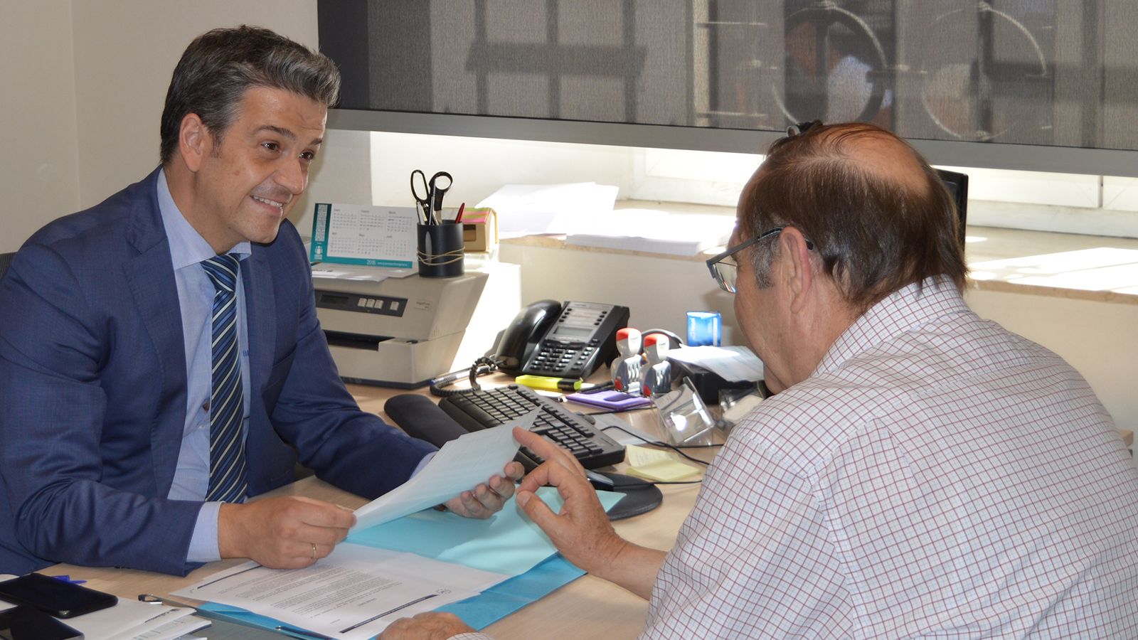 Atención al cliente en una oficina del Grupo Cajamar.