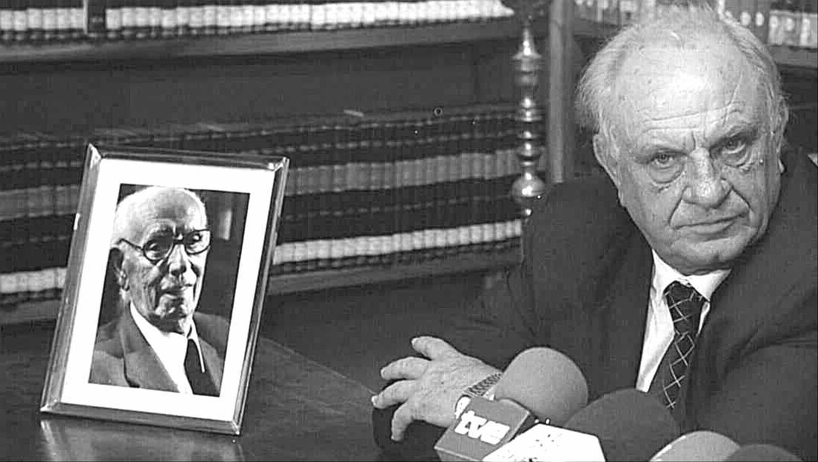 José María Pemán Domecq, junto a un retrato forográfico de su padre.