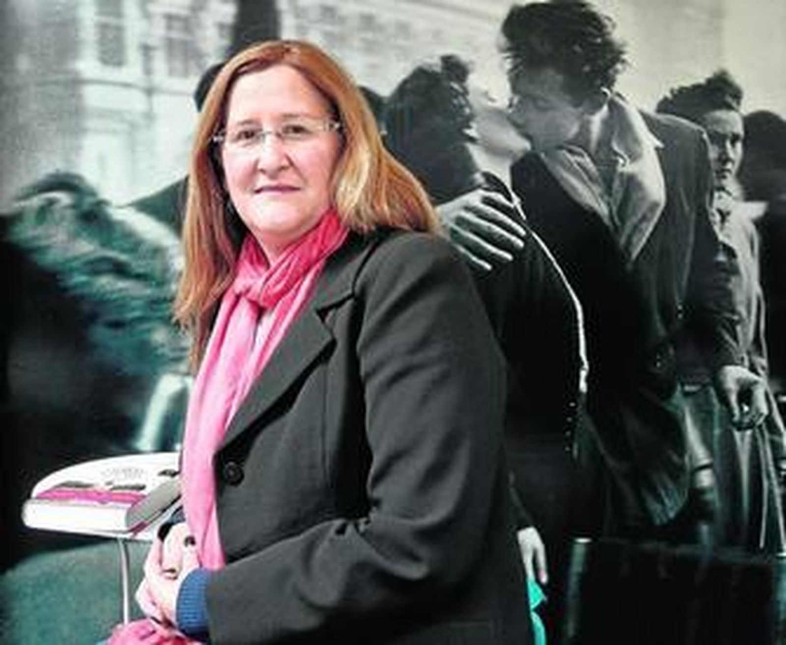 Luz Gabás cuenta la historia de una mujer que regresa al pasado para descubrir por qué falla su vida.