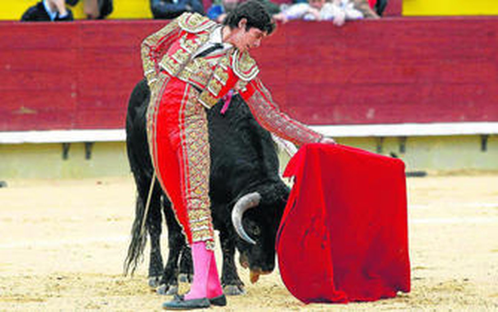 Un circular citado de espaldas de Sebastián Castella, ayer en la plaza de toros de Castellón.