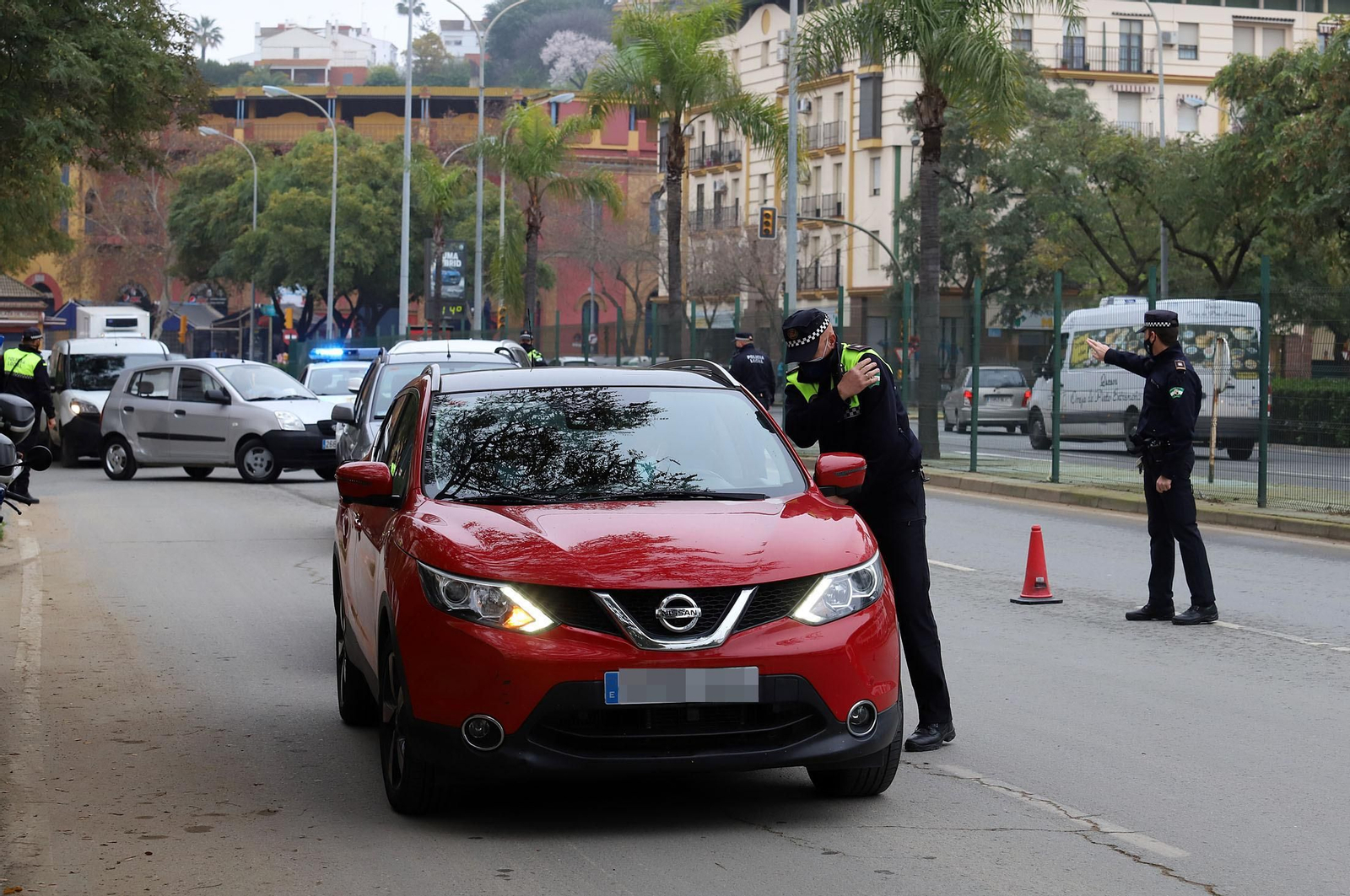 Imágenes del control de la Policía Local en la avenida Costa de la Luz