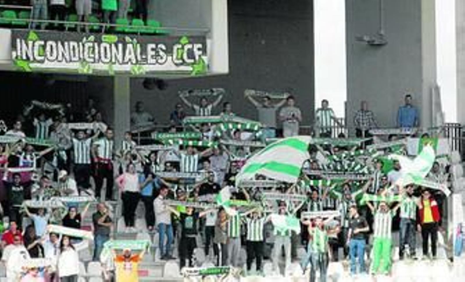 Los miembros de Incondicionales animan desde su sector de Fondo Norte.