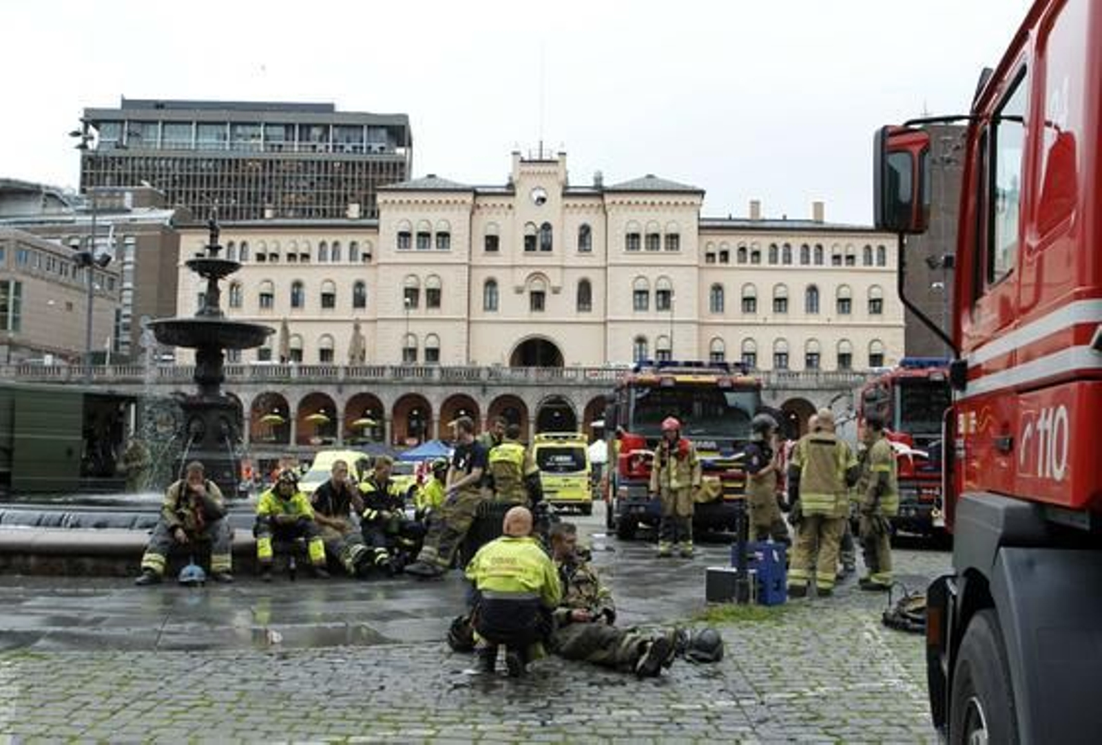 Dos ataques sacuden la capital noruega, el primero con un coche bomba en el centro de la ciudad y el segundo en un campamento juvenil.

Foto: AFP Photo
