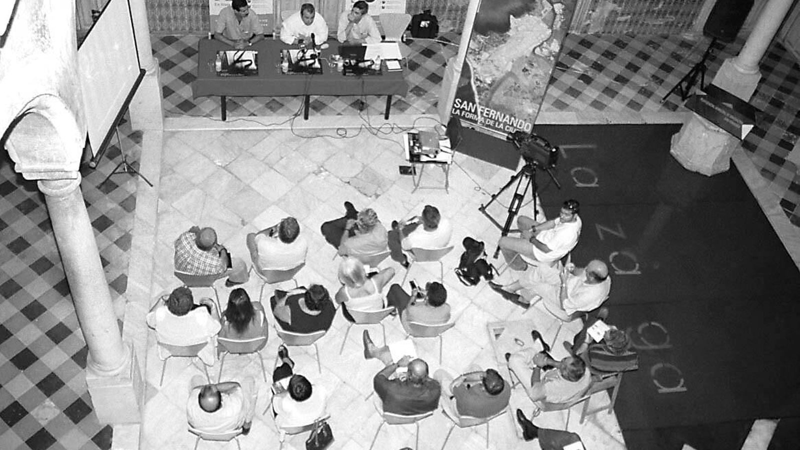 Una imagen curiosa: una de las pocas veces en las que se ha dado uso a la Casa Lazaga desde su adquisición por parte del Ayuntamiento. Se trata de una de las actividades de participación ciudadana vinculadas a la redacción del nuevo PGOU.