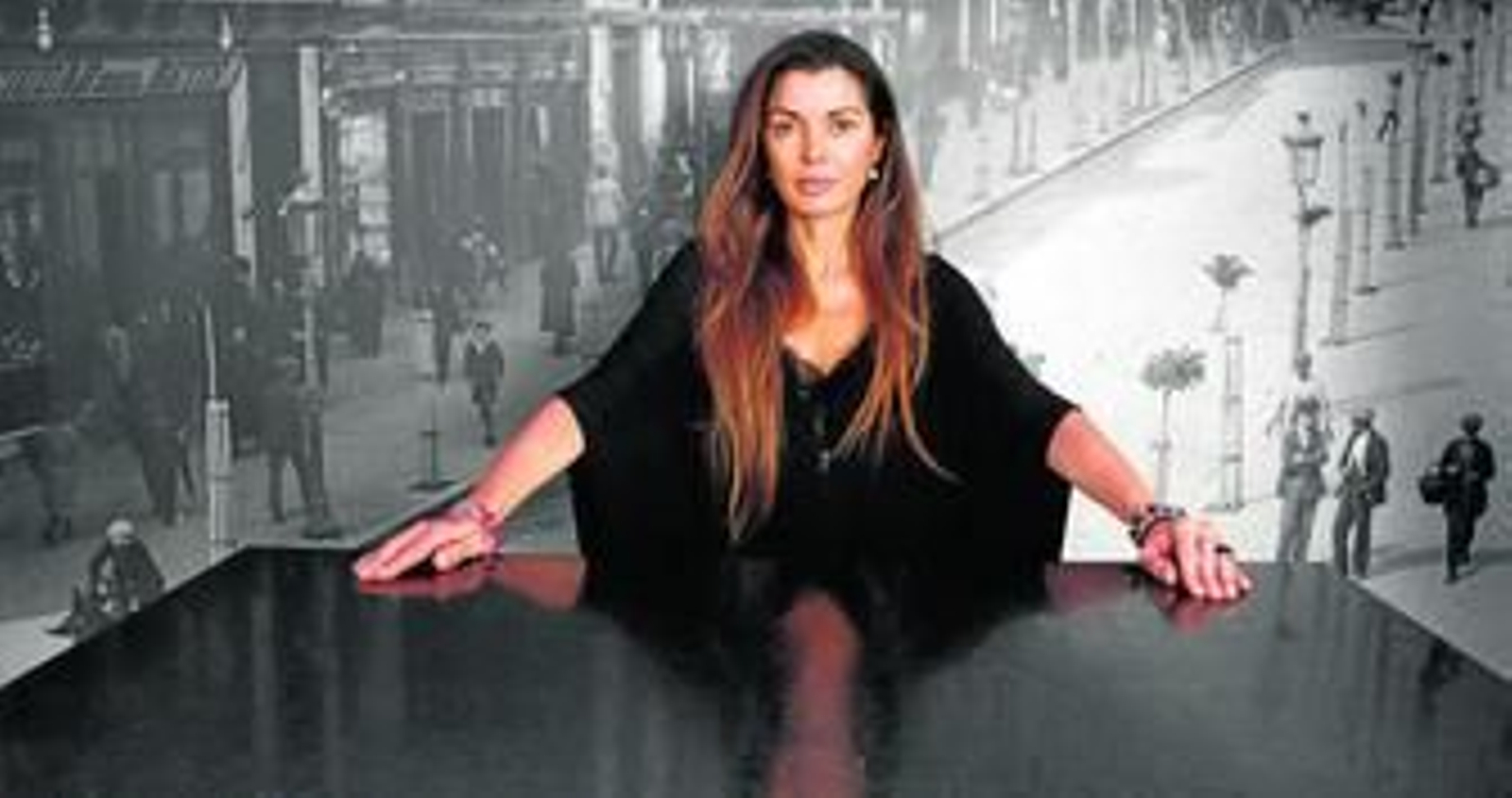 Maica Rivera, en su negocio, con una imagen antigua de la calle Claudio Marcelo al fondo.