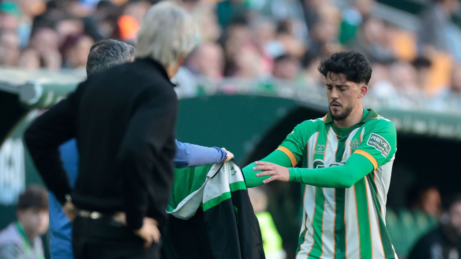 Pellegrini observa a Fornals tras ser sustituido ante el Rayo.