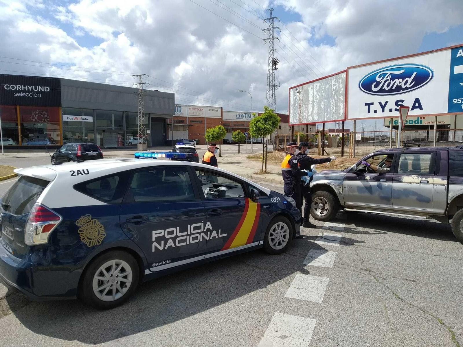 Reparto de mascarillas en un polígono industrial de Córdoba.