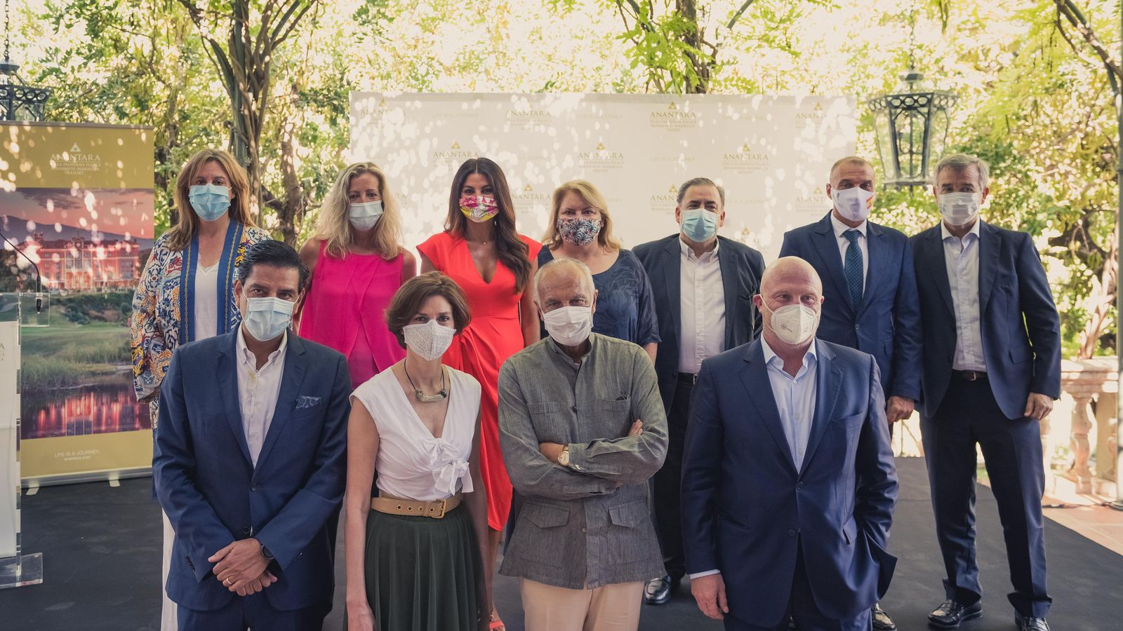 La secretaria de Estado de Turismo, Isabel Oliver, junto a directivos de NH y otros expertos en la apertura este viernes del resort Anantara Villa Padierna Palace.
