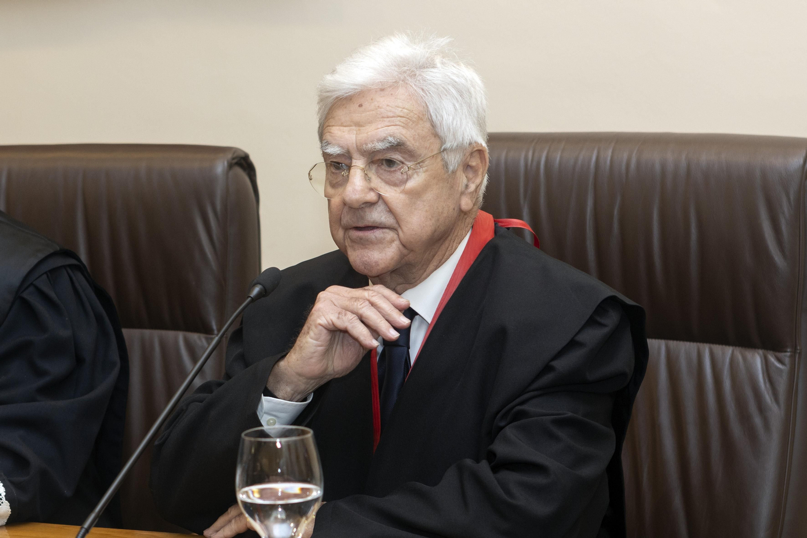 El penalista Francisco Baena Bocanegra recibe la medalla al mérito de la Abogacía Española. El penalista Francisco Baena Bocanegra recibe la medalla al mérito de la Abogacía Española.