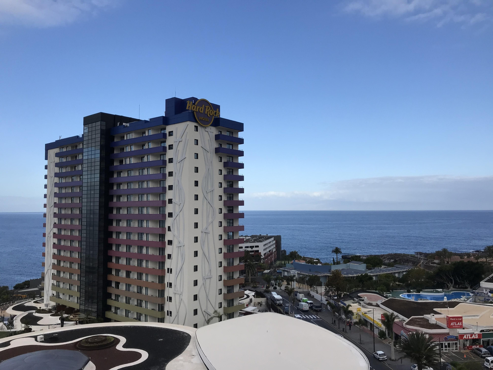 1. Vista de una de las torres del hotel Hard Rock Tenerife