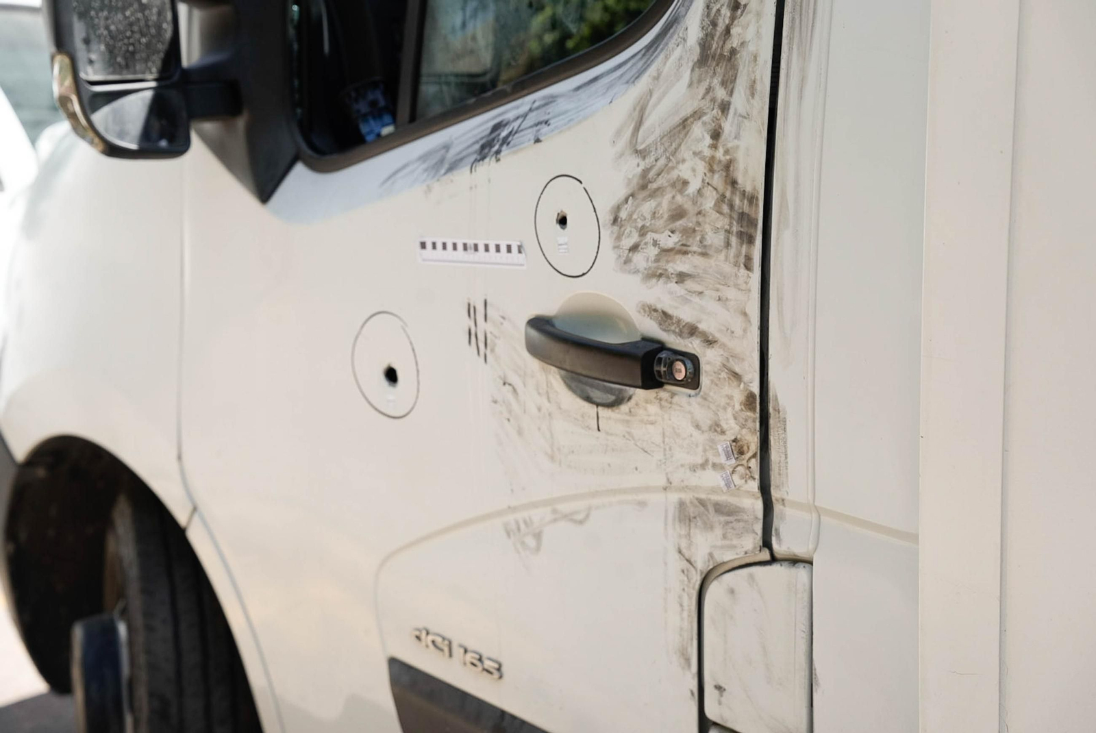 Así ha quedado la camioneta tiroteada en El Toyo por la Policía Local.