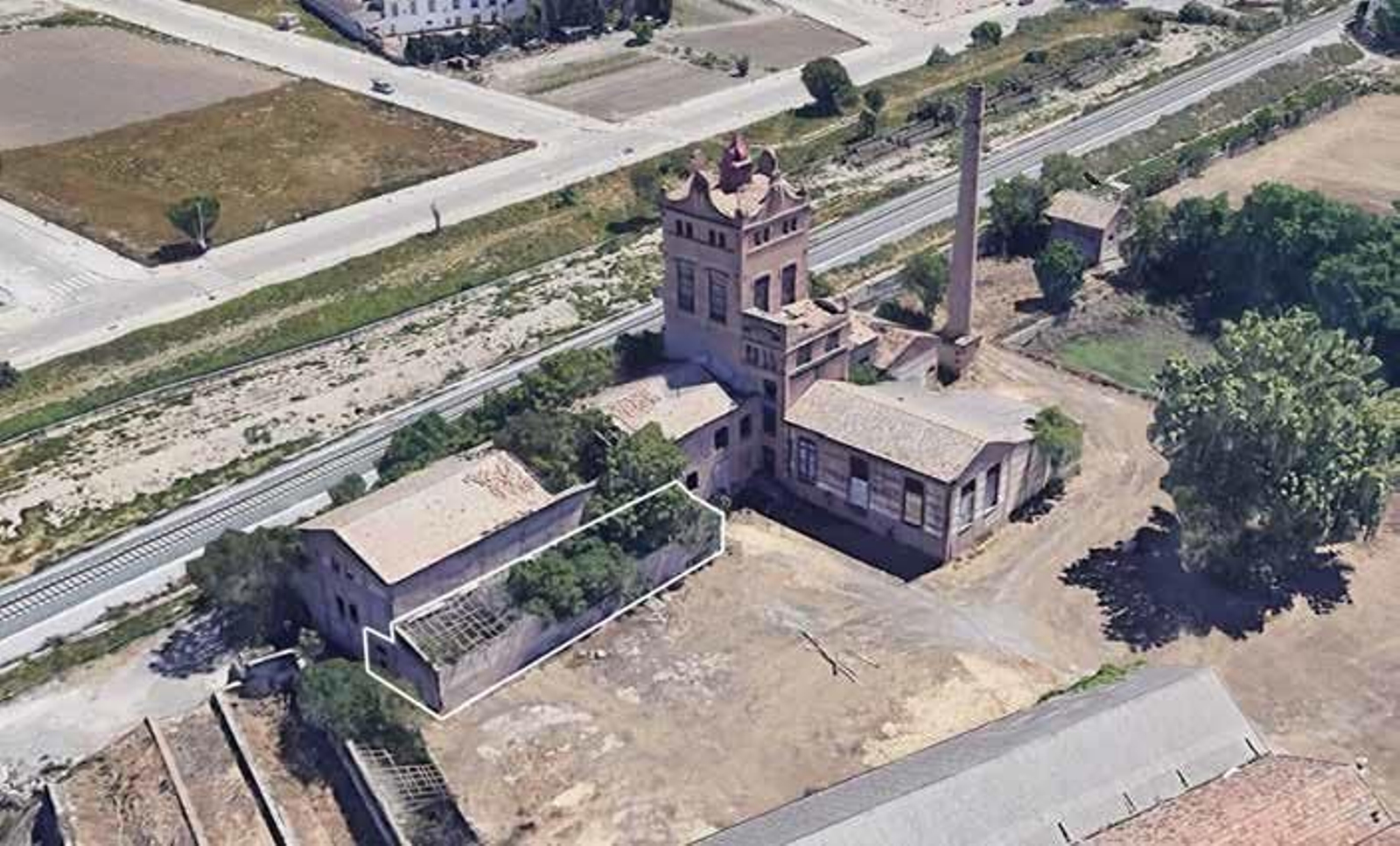 La destilería de San Isidro con la nave de enseres marcada por una línea blanca.