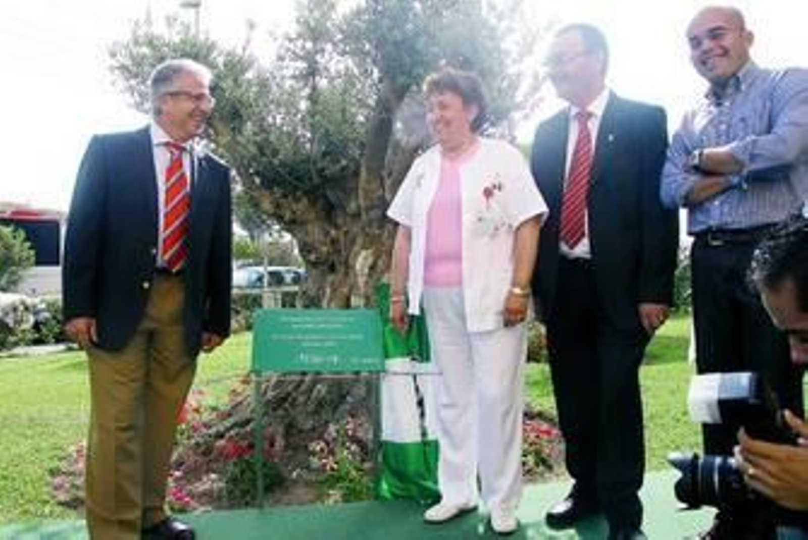 Manuel Lucas, Francisca Antón, José Fenoy y Valentín Sola descubren la placa en homenaje a los donantes en Torrecárdenas.