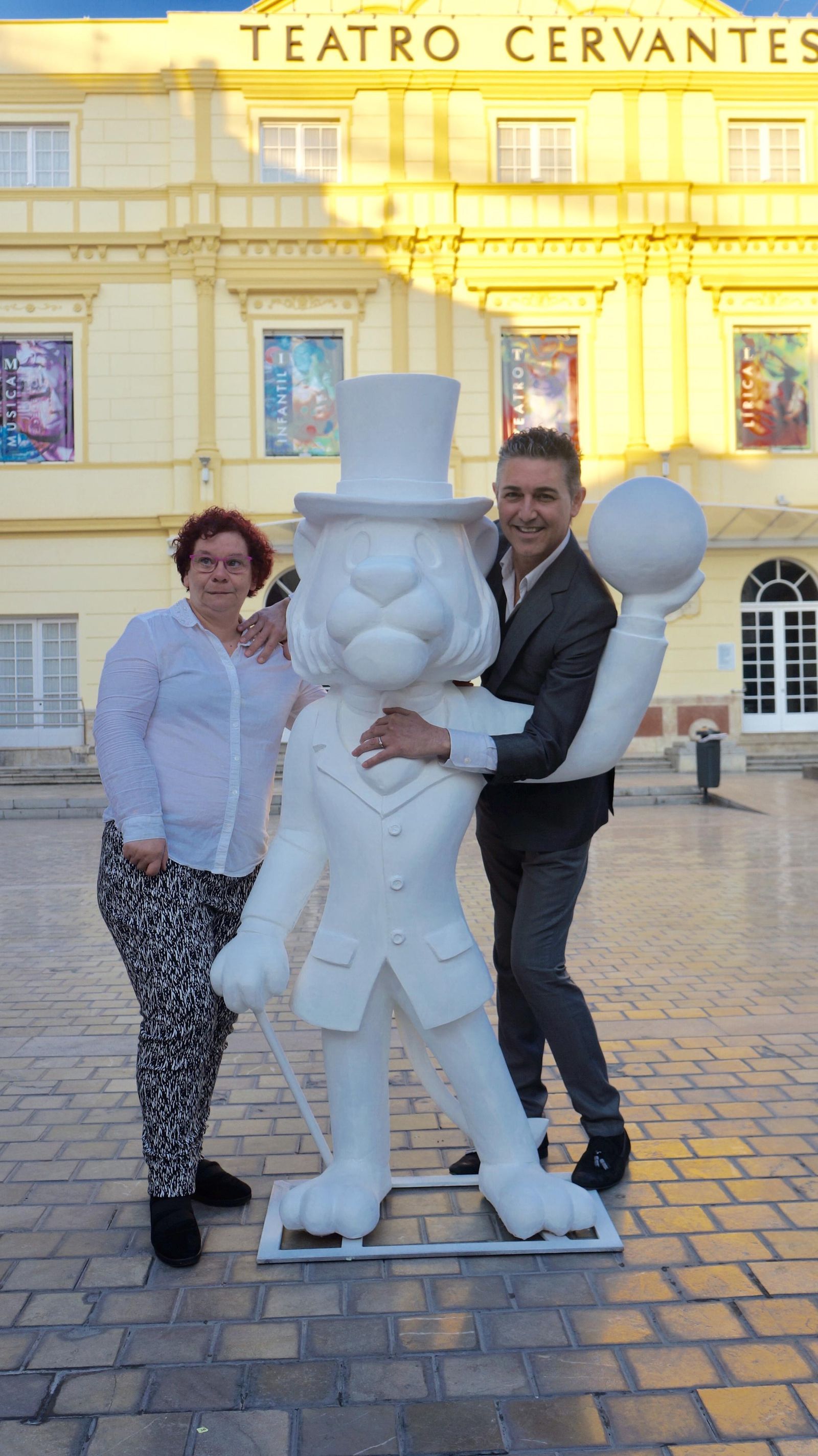 Entrega de la escultura a Ángel Garó.