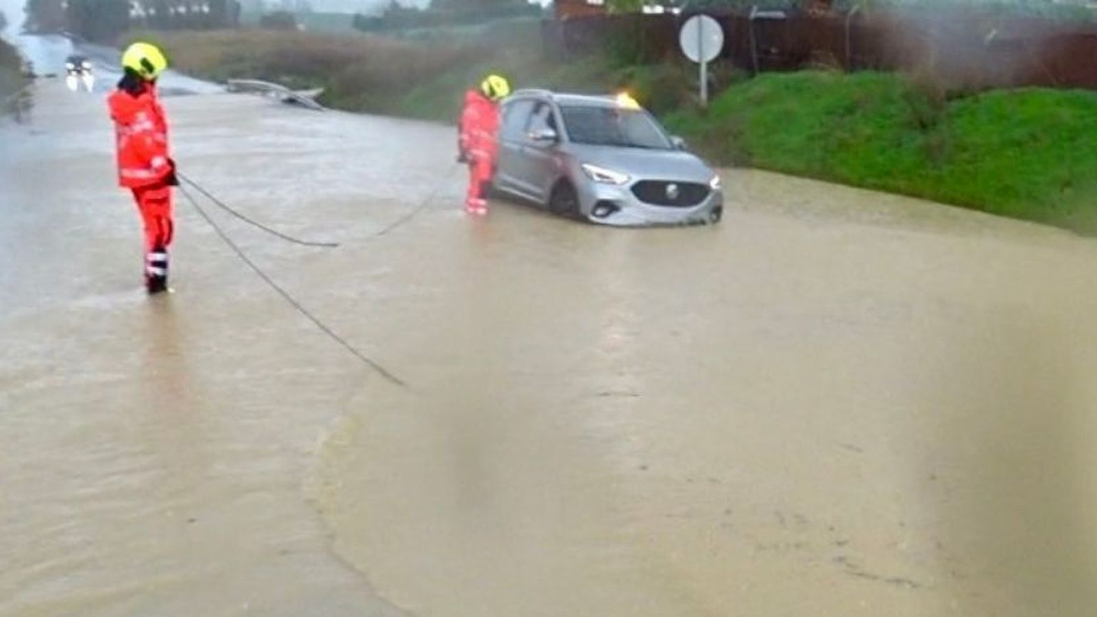 Bomberos rescatando a dos personas atrapadas en el interior de un vehículo en Coín