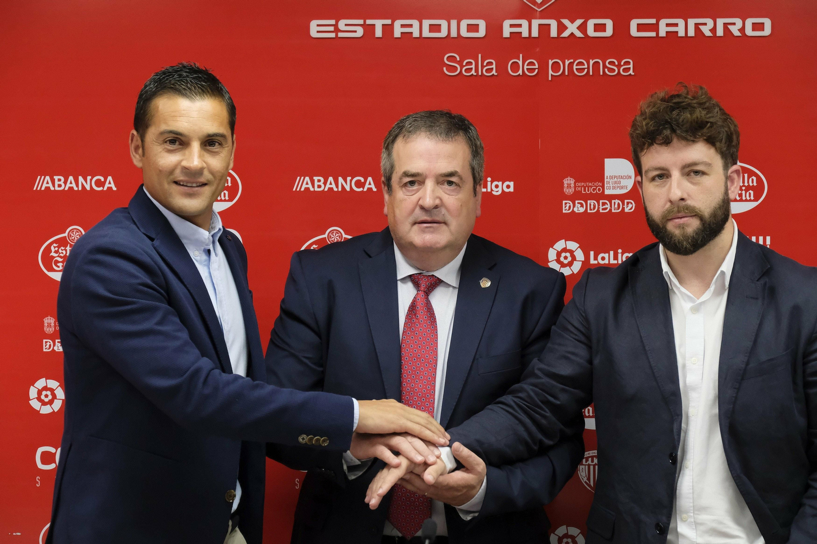 Tino Saqués posa junto a Francisco, ex técnico blanquiverde, y el ex director deportivo del Lugo.