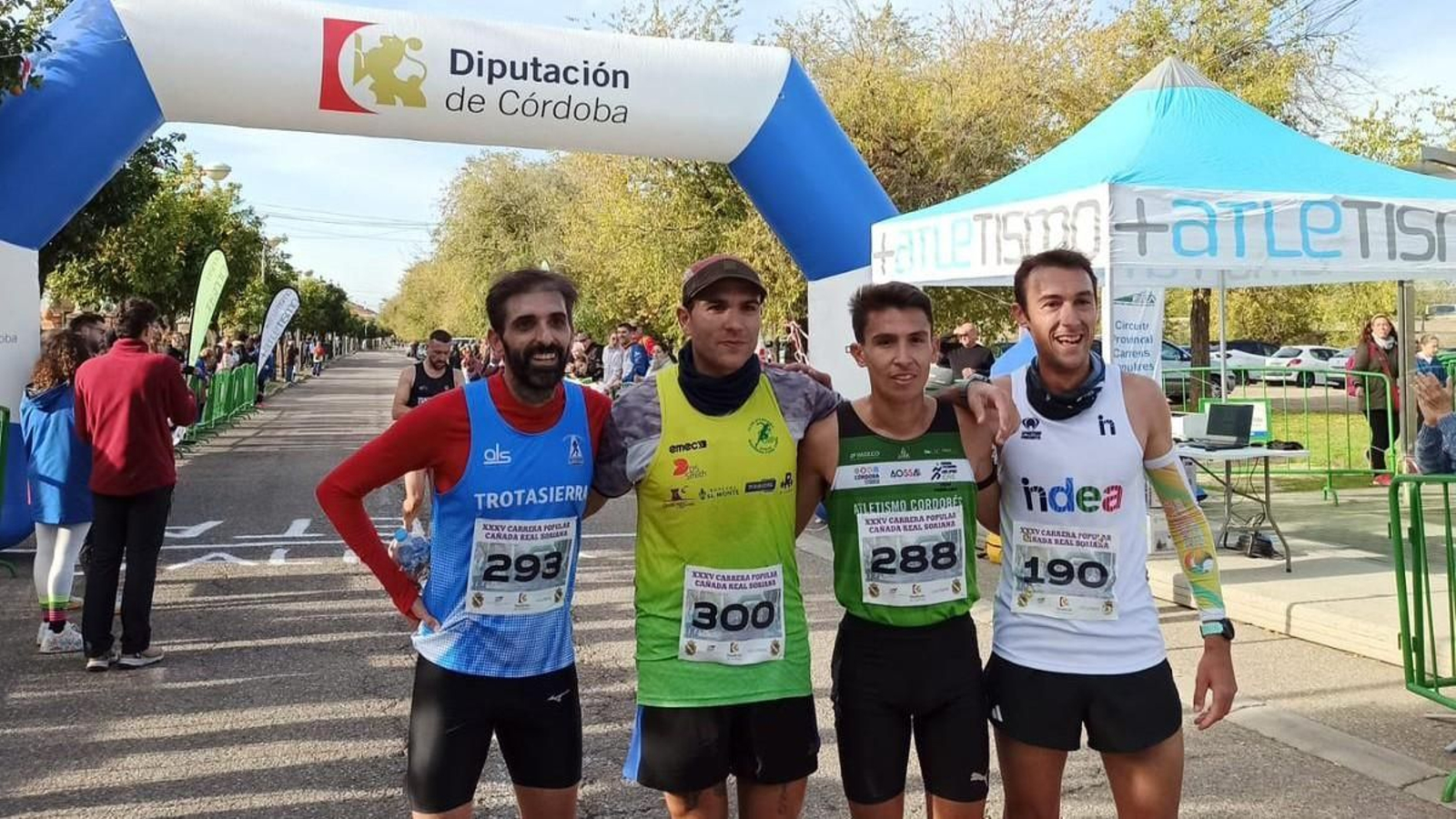 Jesús Alguacil posa junto a Carlos Barbero, Álvaro González y Andrés Santiago.
