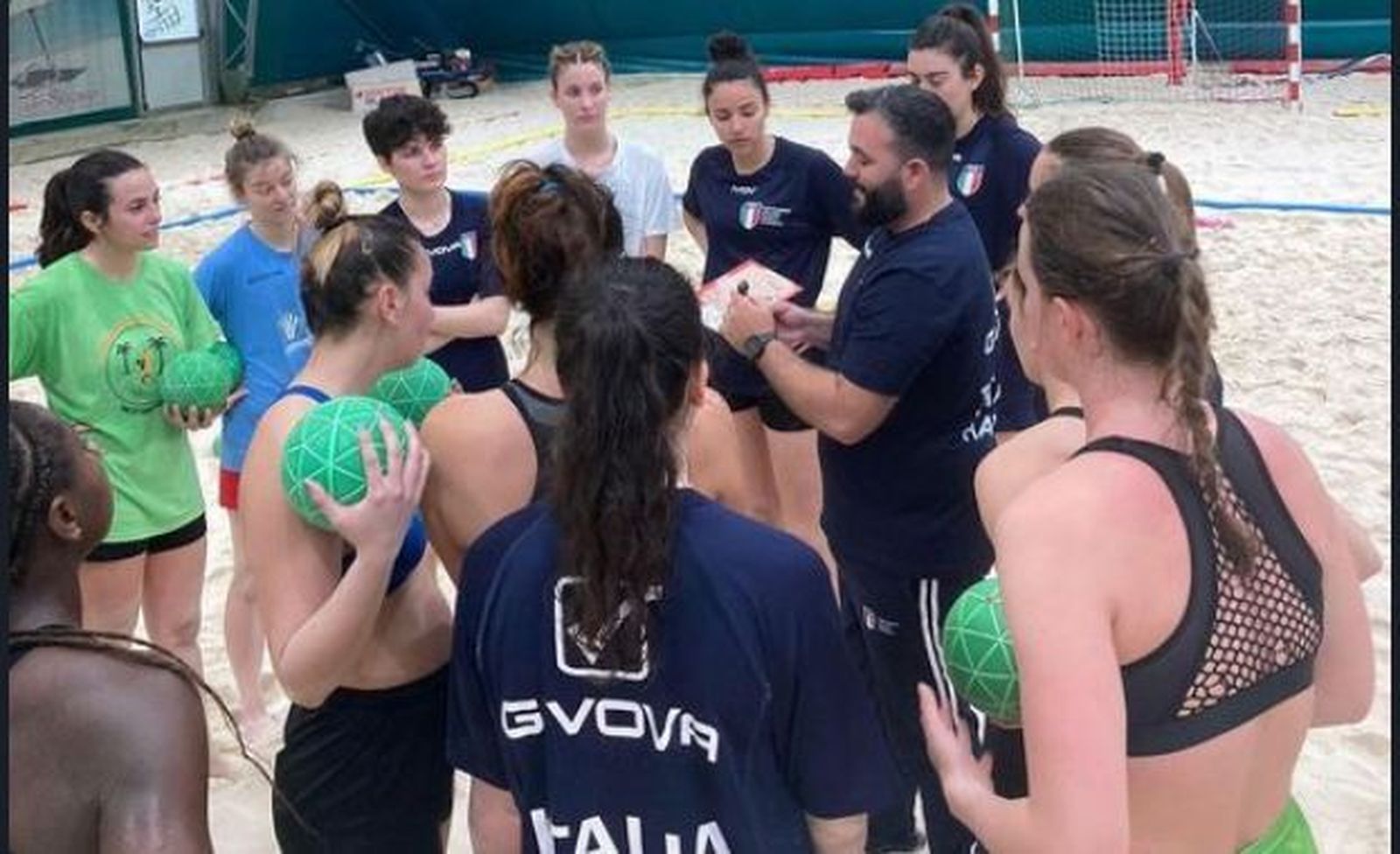 Pedro Soria da instrucciones durante un entrenamiento