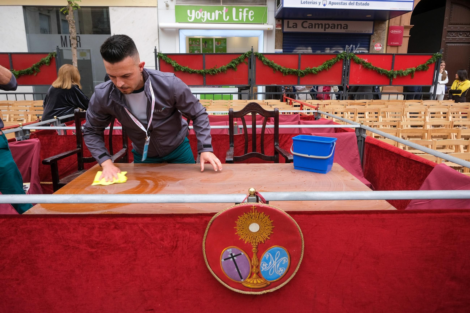 La limpieza de la mesa del palquillo de la Campana.