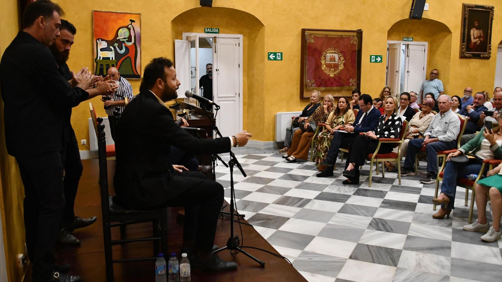 La conferencia concluyó con la actuación del hijo menor de 'Canela de San Roque'