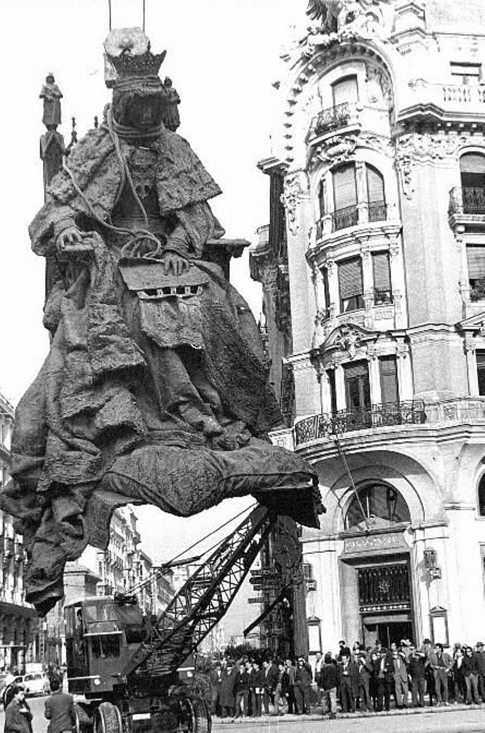 La reina Isabel la Católica es ubicada en la plaza que lleva su nombre