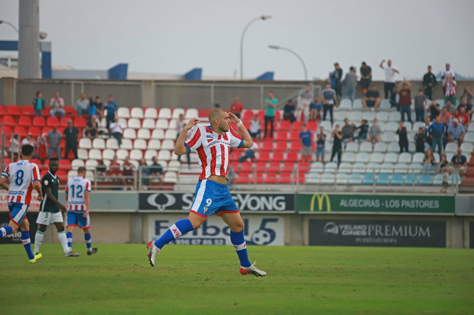 Antonio Sánchez celebra su gol al Córdoba.