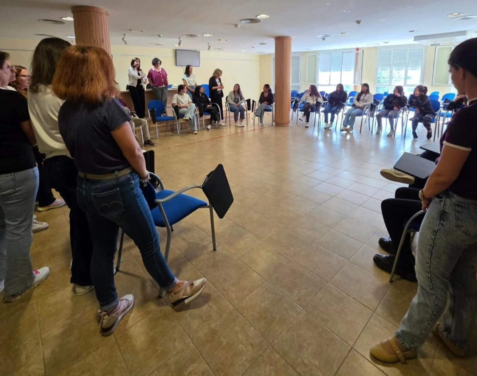 Jóvenes y mayores en la inauguración de la nueva edición del proyecto.