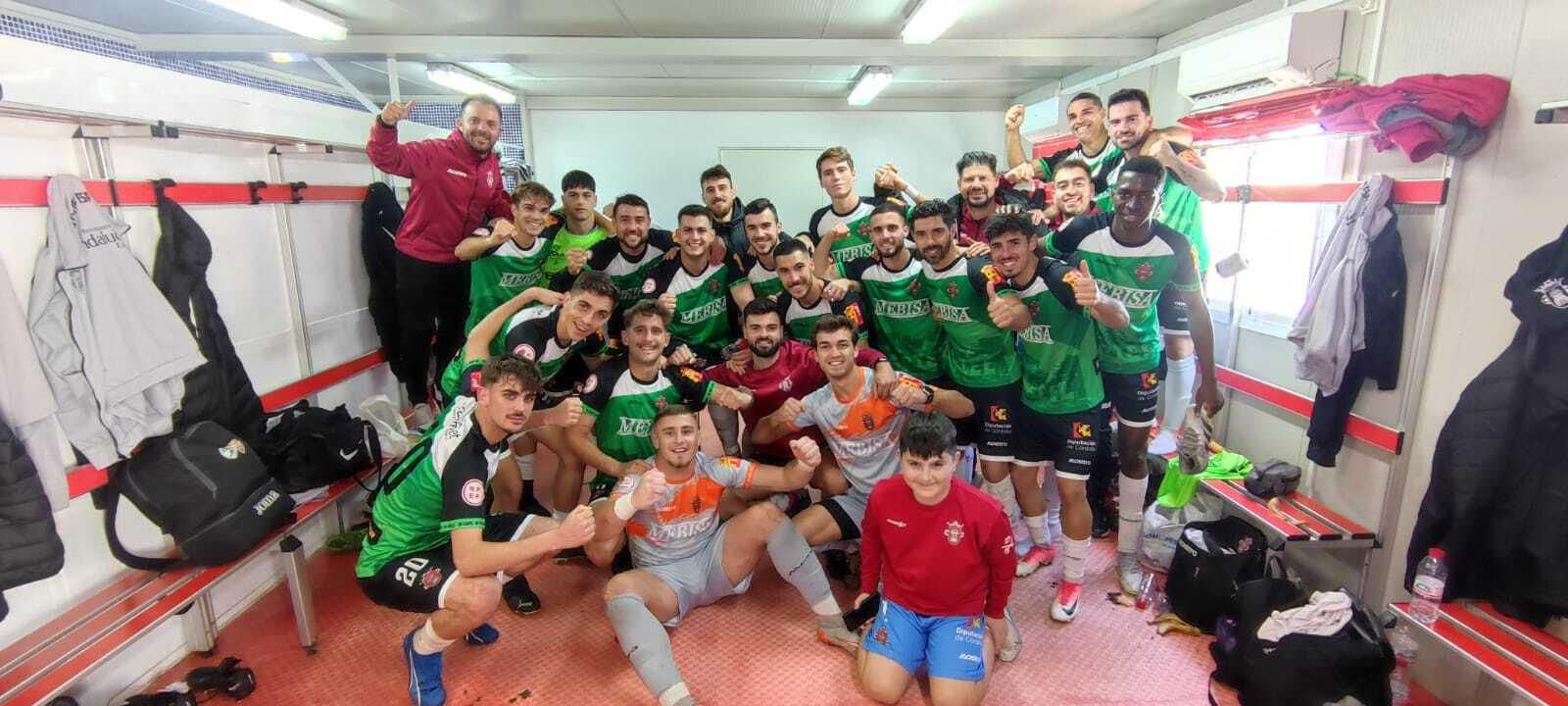 Los jugadores del Atlético Espeleño celebran su triunfo ante el Sevilla C.