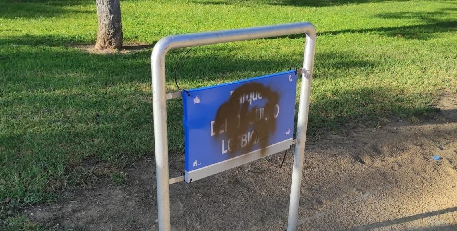 La placa del Parque del Orgullo LGTBIQA+, pintada con esprai desde la tarde de este jueves.