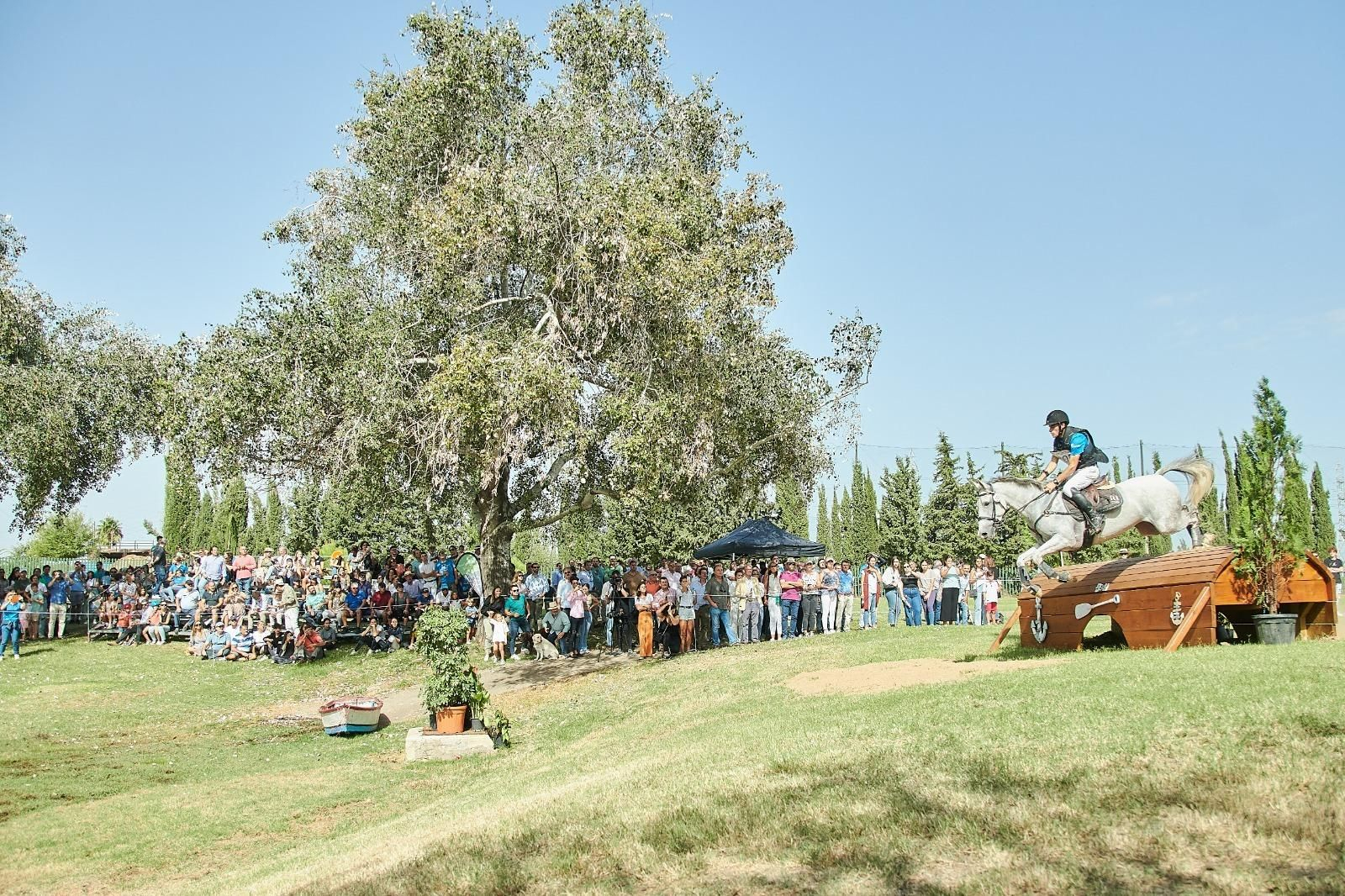 Mucha afluencia de público a la Gran Semana Anglo-Árabe celebrada en el Parque del Alamillo.