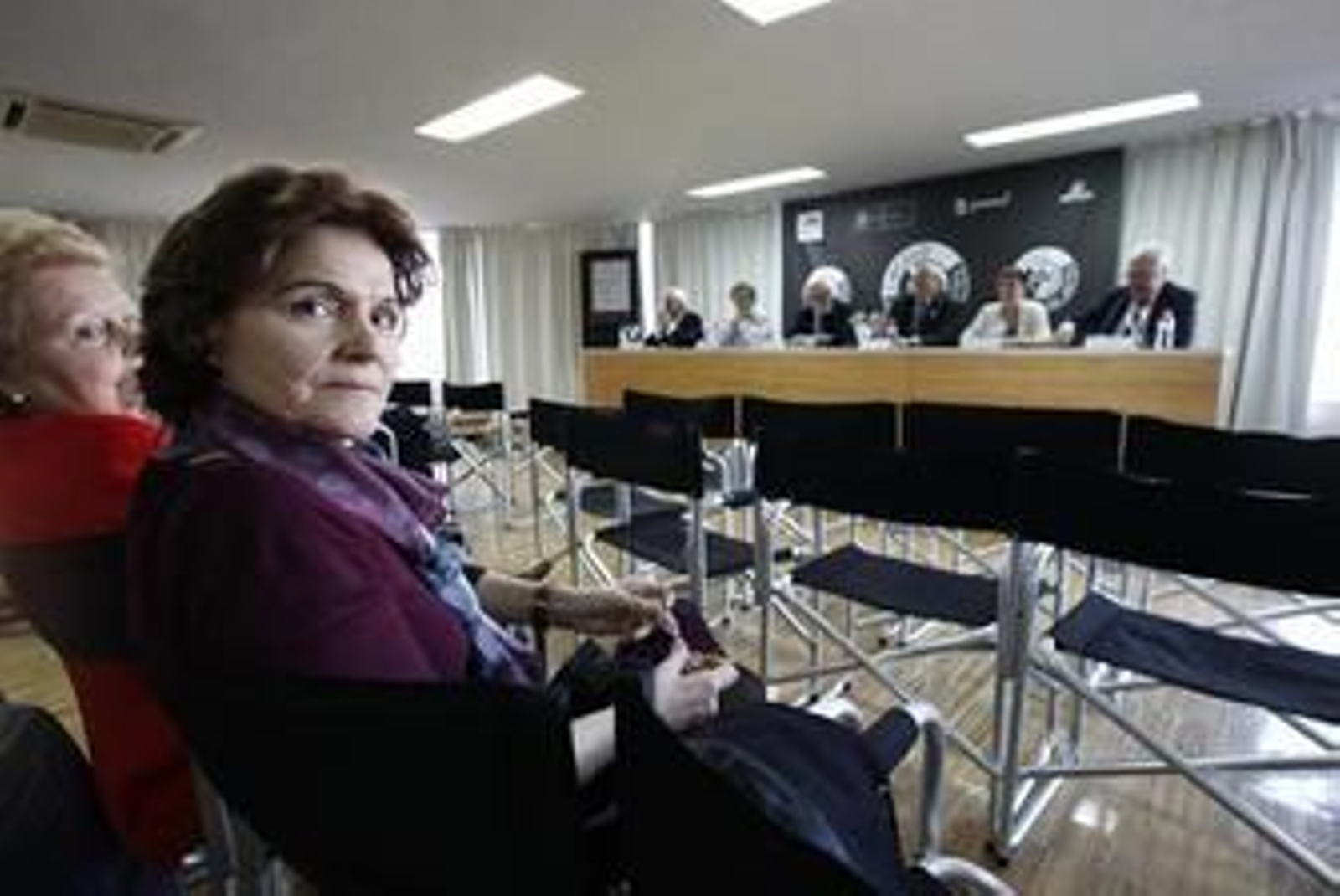 Celia Fernández, viuda del psiquiatra, frente a la mesa de presentación, ayer en Madrid.