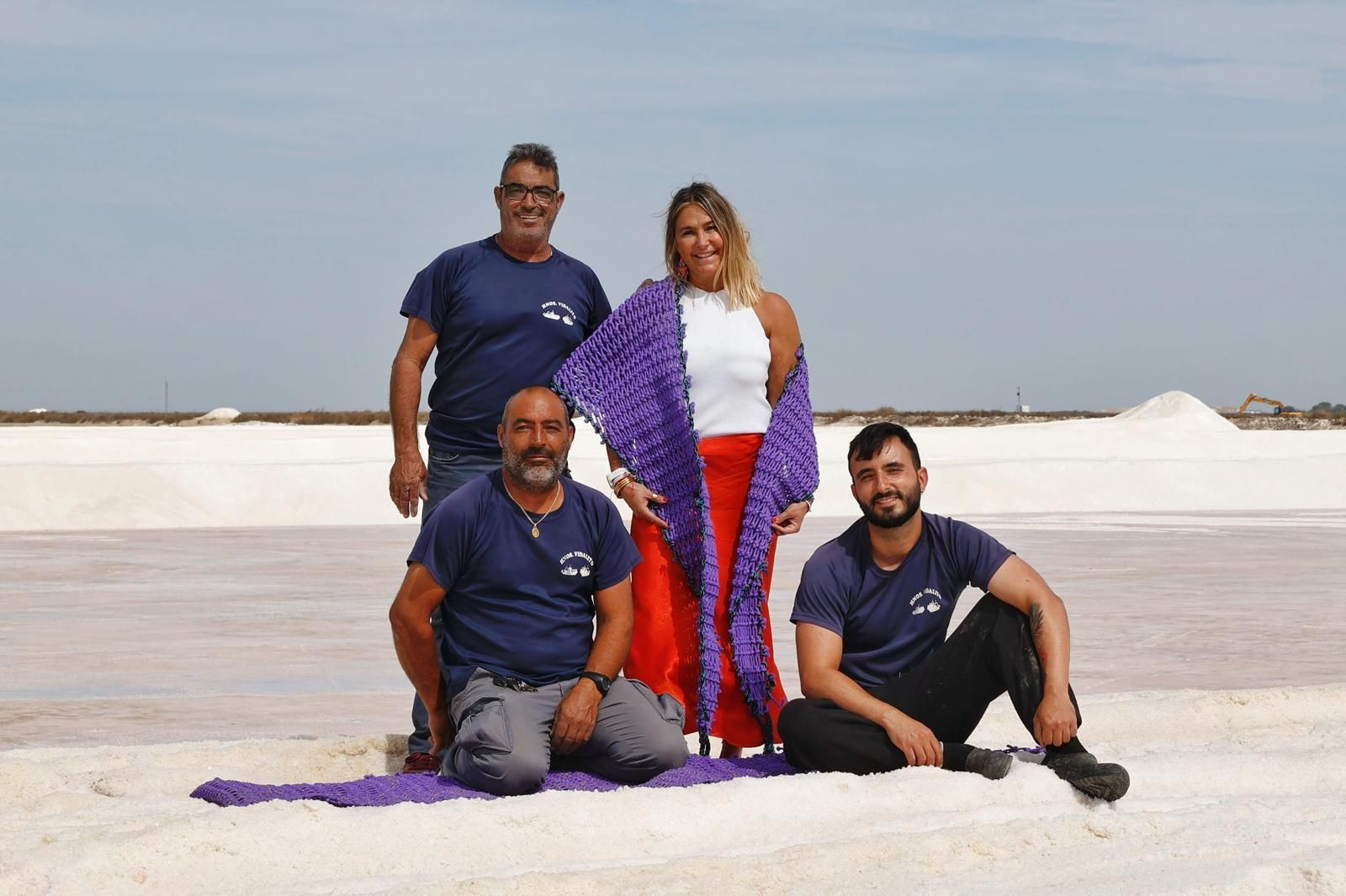 Bea Bartel con uno de sus diseños y con los rederos que convierten en artesanía un material destinado al vertedero Bea Bartel con uno de sus diseños y con los rederos que convierten en artesanía un material destinado al vertedero