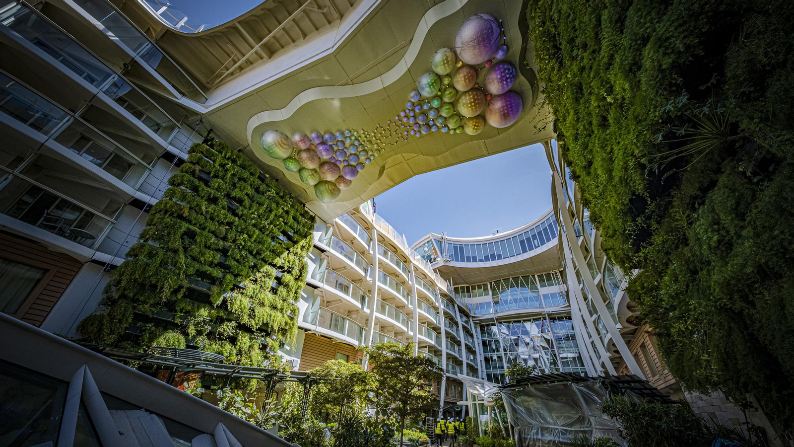 Las imágenes del interior del crucero 'Allure of the Seas' que se encuentra reparando en navantia Cádiz