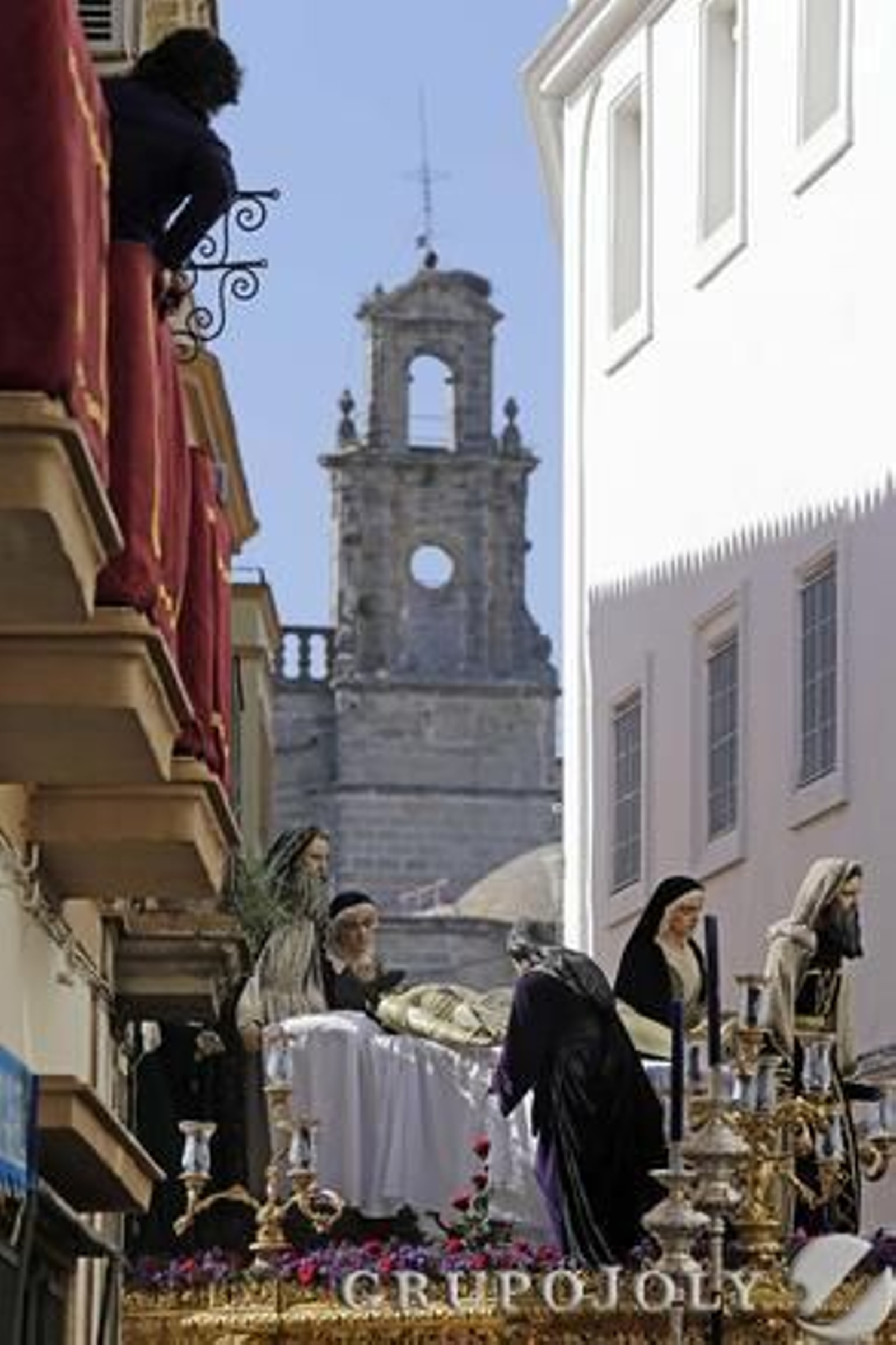 El Traslado al Sepulcro avanza ante la espadaña de la Iglesia de Santiago, que se ve al fondo.  Foto: Manuel Aranda