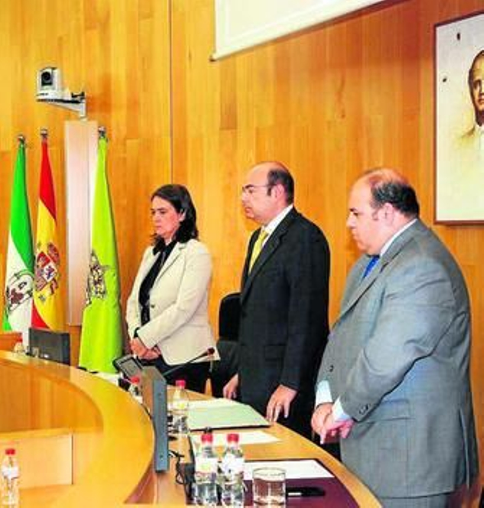 El pleno rindió homenaje a Mónica, la chica asesinada en Otura.