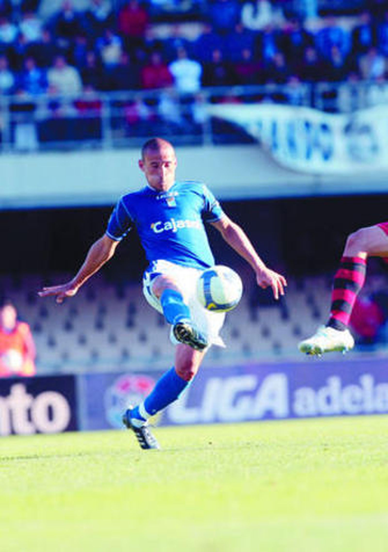 Jorge Luque golpea el balón en su etapa en el Xerez.