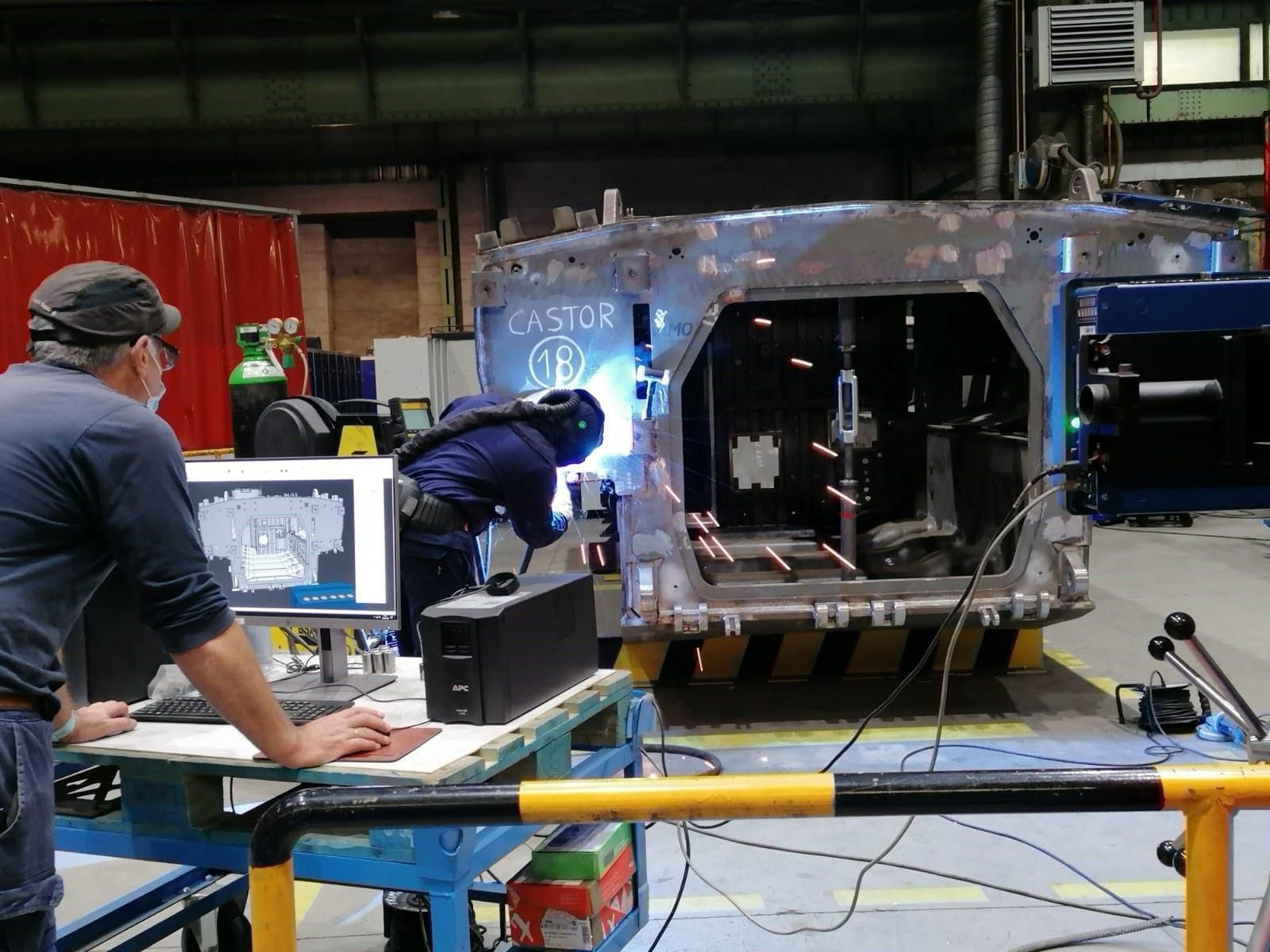 Trabajadores de una empresa industrial. Trabajadores de una empresa industrial.